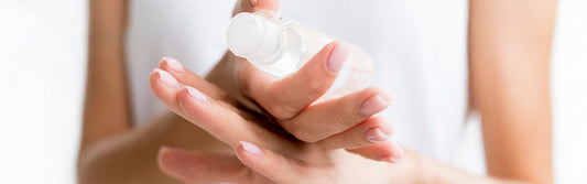 Varför känns huden stram efter duschen?