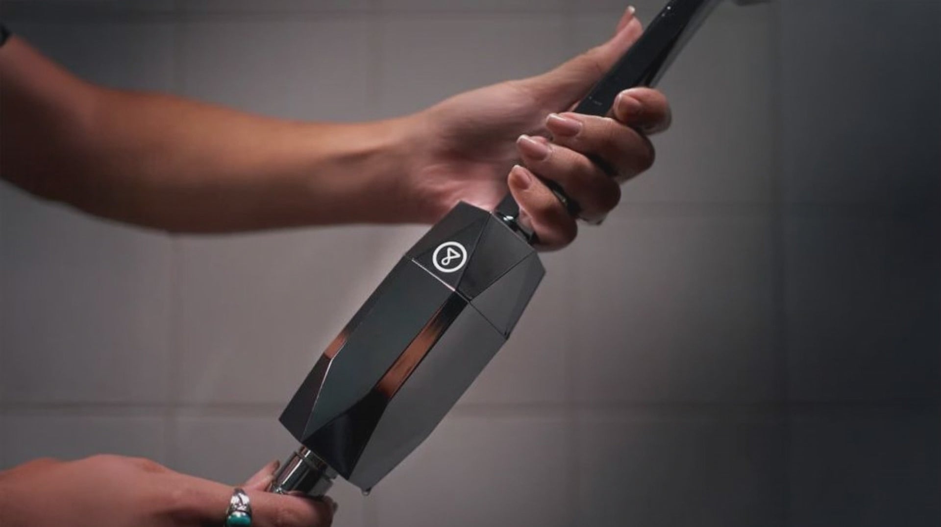 Ladda video: Närbild på ShowerPro Diamond duschfilter som fadar över i ett friskt hår.